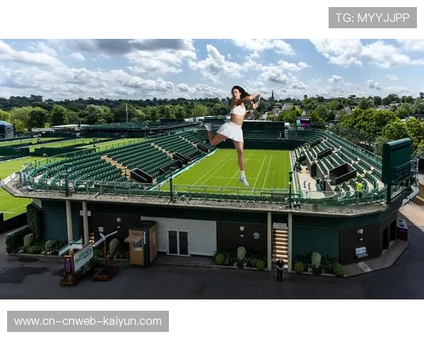 温网中央球场雨停间隙：球童娴熟覆盖绿毯，观众席下午茶成传统一景